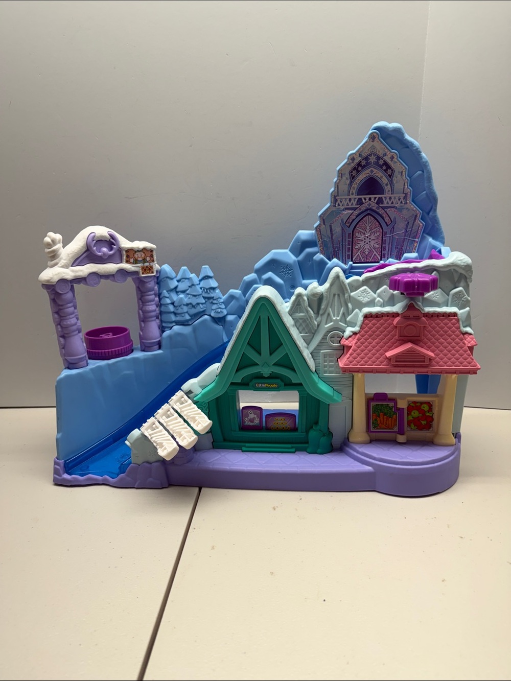 Fisher-Price LITTLE PEOPLE DISNEY FROZEN Arendelle Sledding Adventures Playset